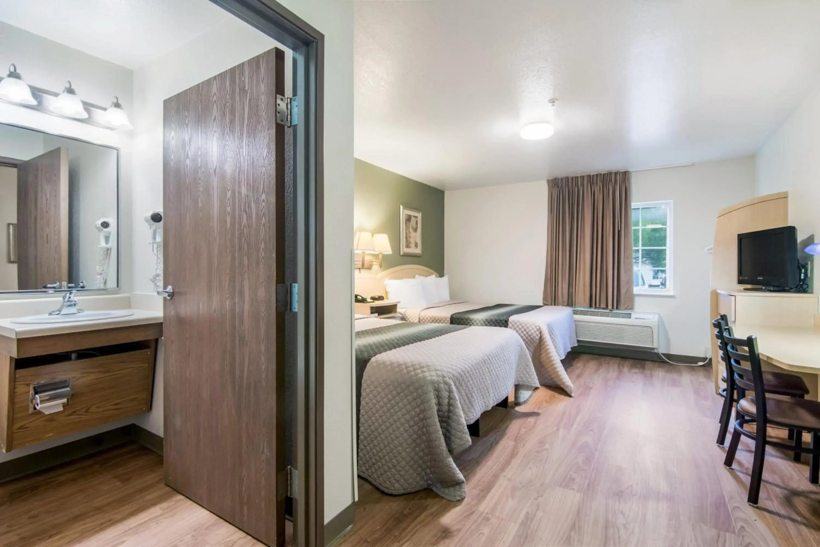 HomeTowne Studios & Suites by Red Roof Bentonville