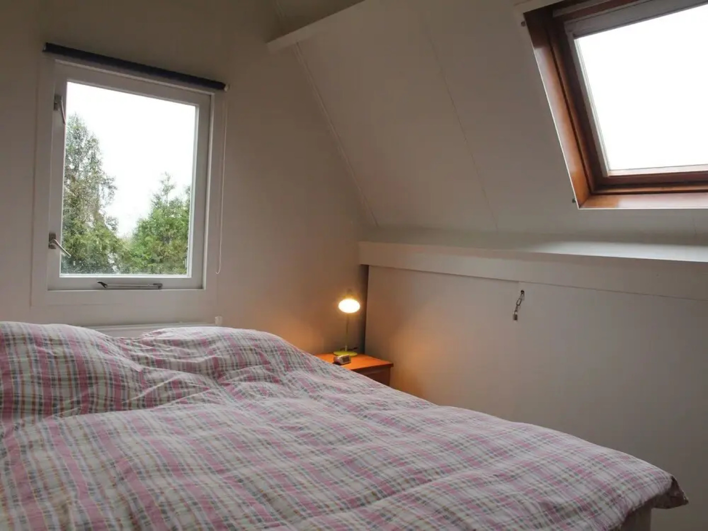 Romantic Holiday Home Directly on the Markermeer Lake with Waterfront Terrace