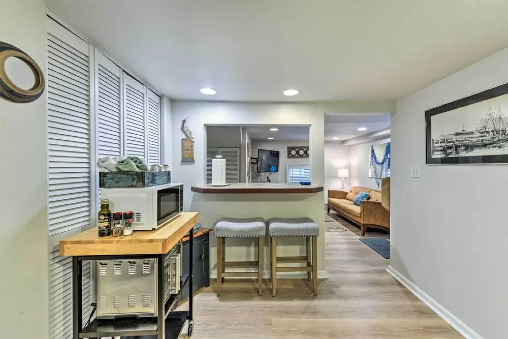 Cozy Ventnor Getaway: Walk to Public Beach!