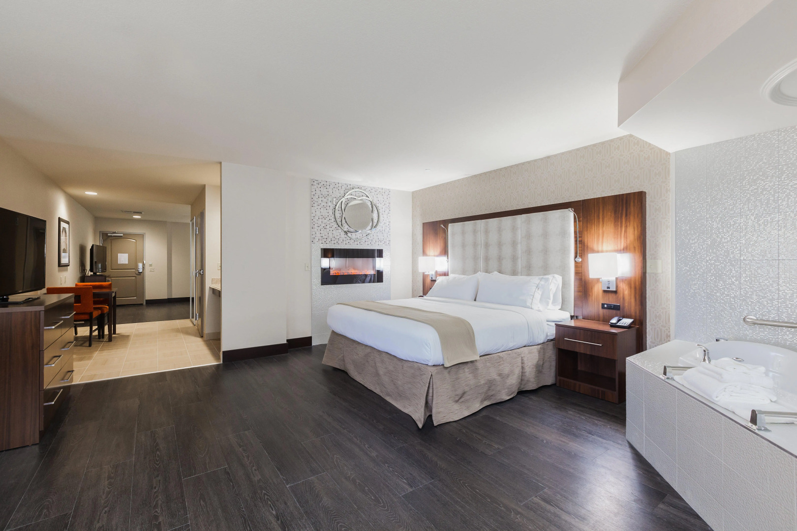 Holiday Inn Express & Suites Eureka by IHG