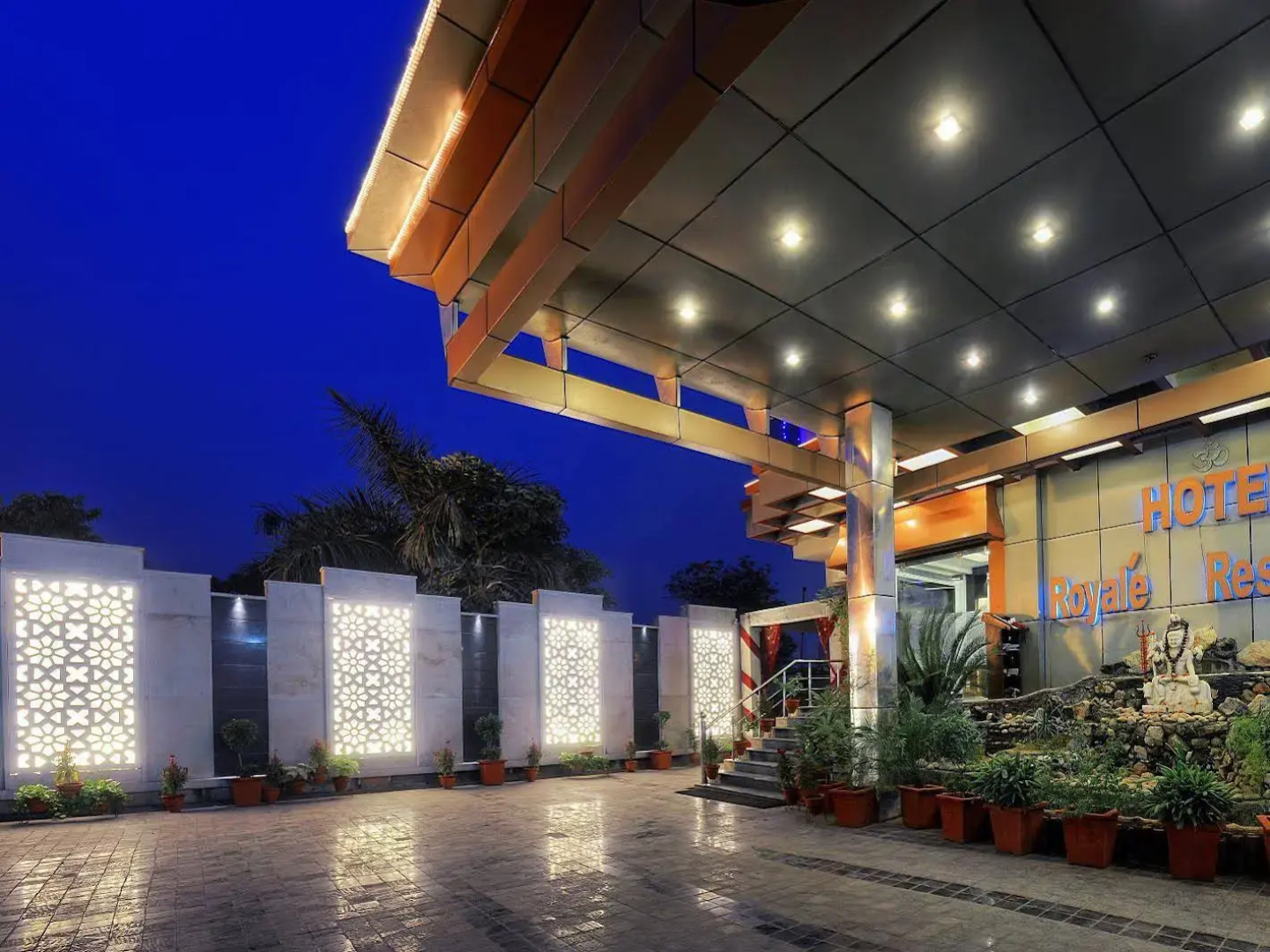 Royale Sarovar Portico Agra