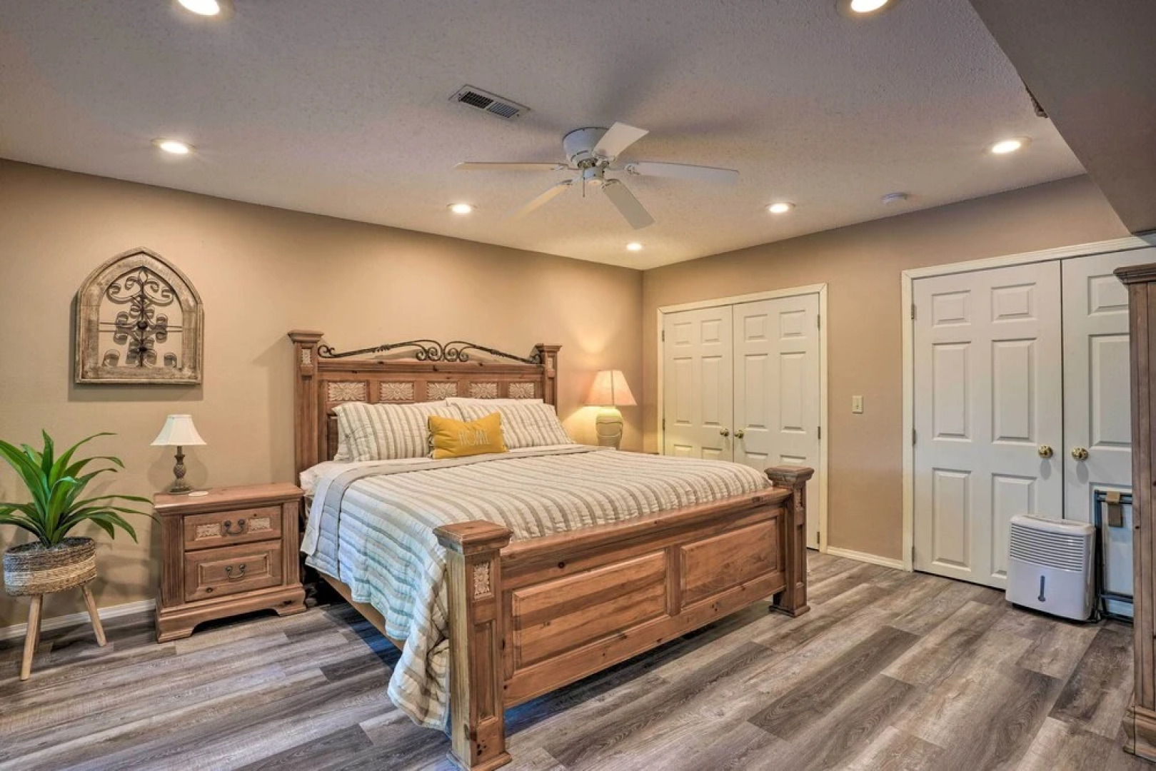 Beaver Lake Retreat w/ Deck & Private Hot Tub