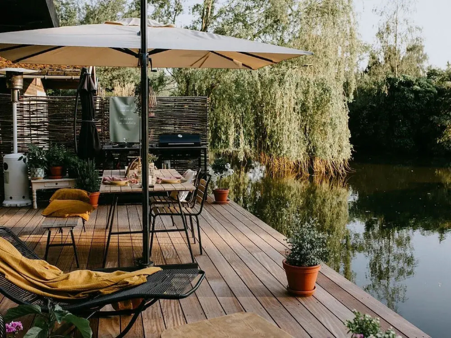 Geel Chalet in Netevallei