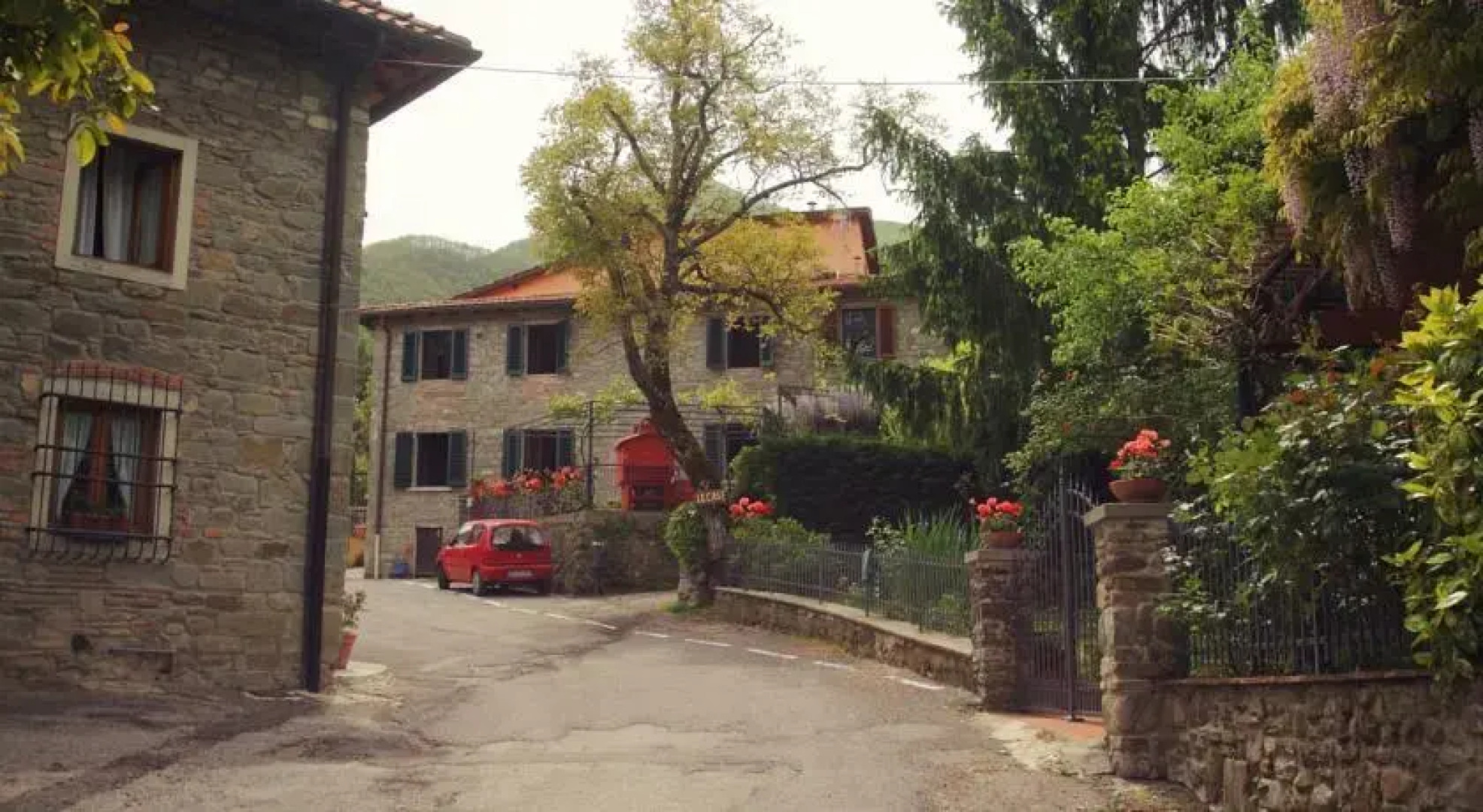 Graziosa Villetta In Pietra In Antico Paesino Toscano