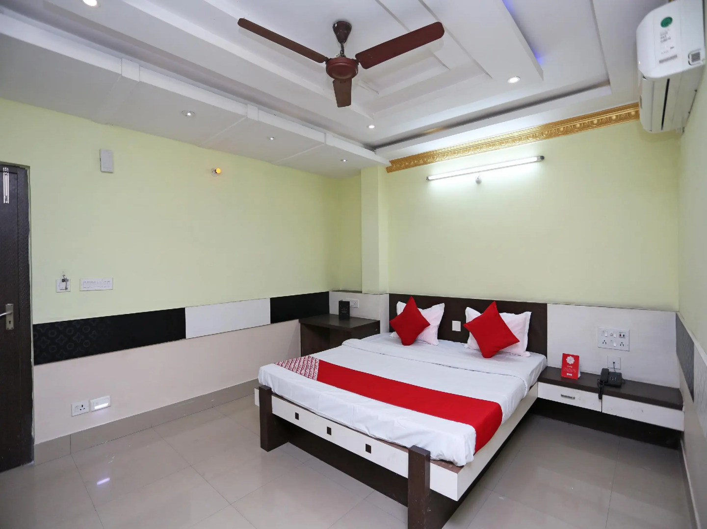 OYO 27903 Hotel Blue Moon