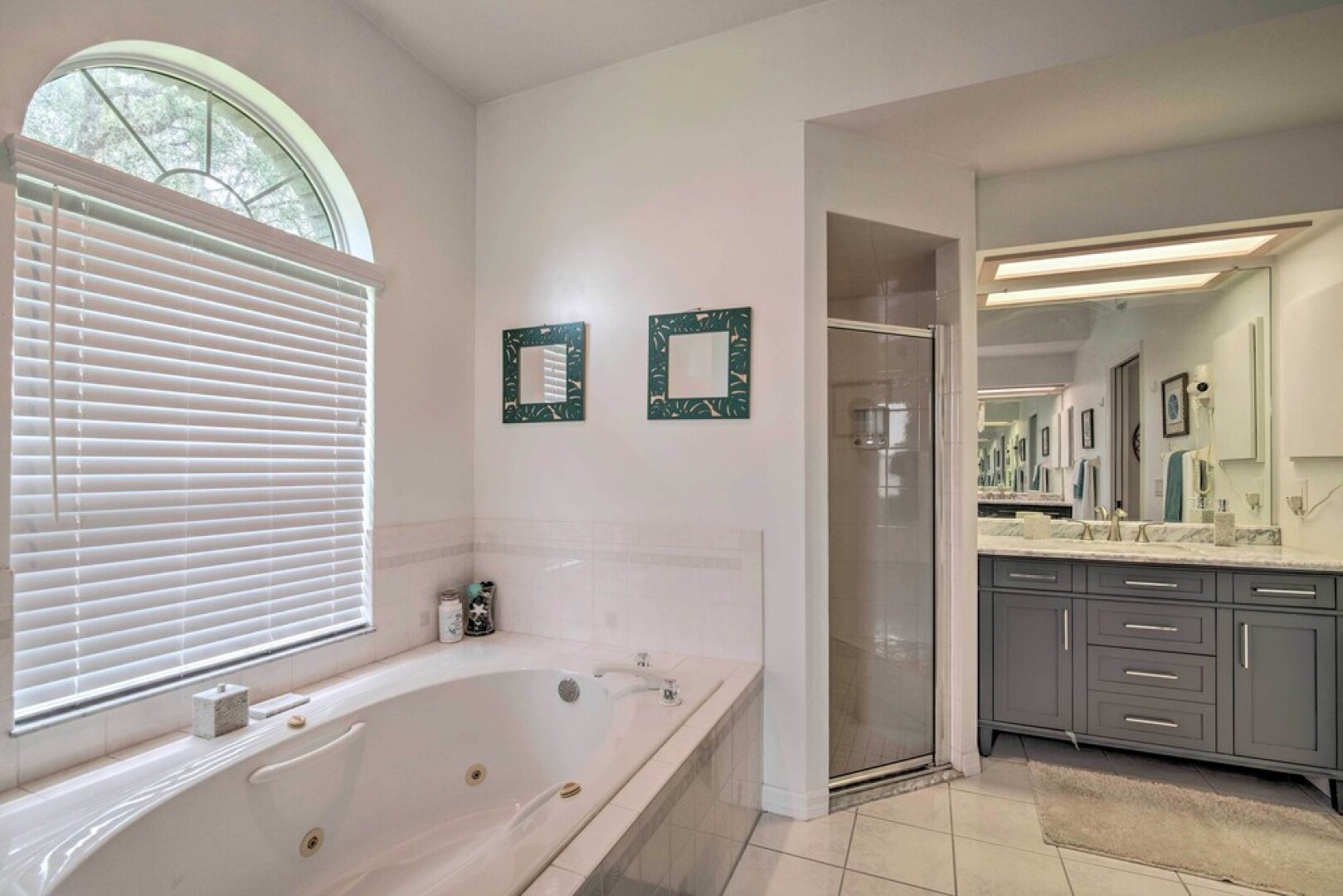 Crystal River Gem Near Three Sisters Springs!