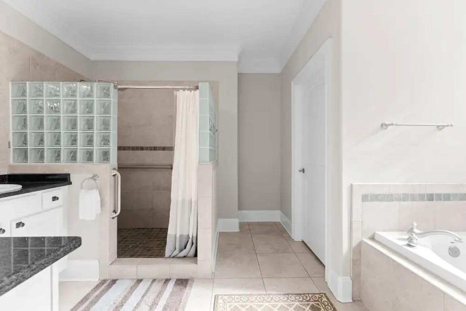 Sunset Pointe by Avantstay Waterfront Beach Fire Pit Sleeps 14 5bdr 4BA