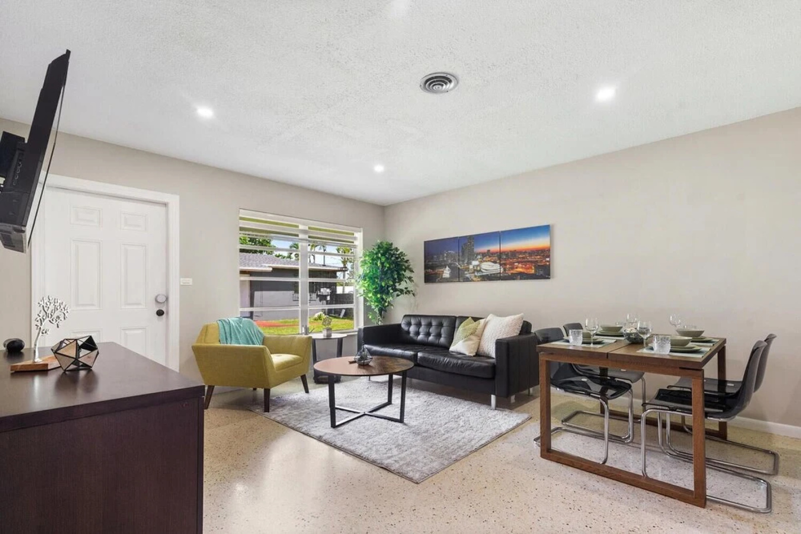 King /Queen Bed Mins from beach. Perfect get-away!