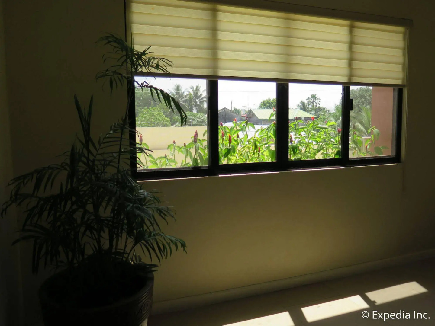 Royale House Hotel Davao powered by Cocotel