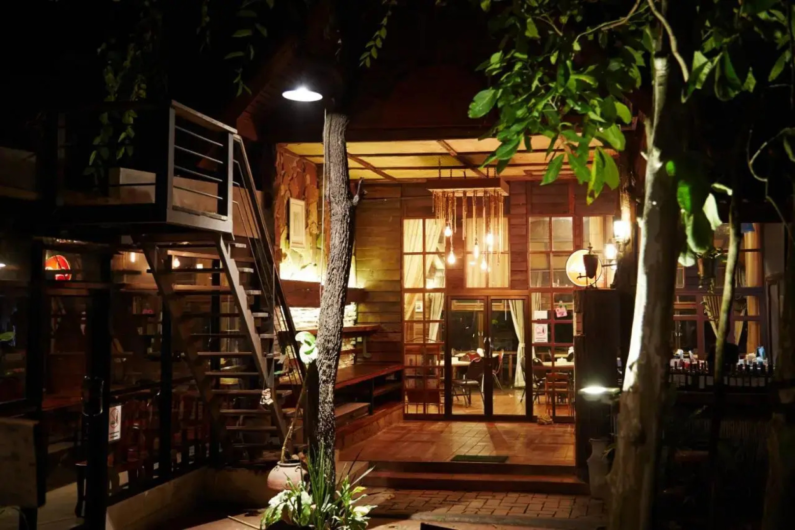 The Country Lake View Hotel