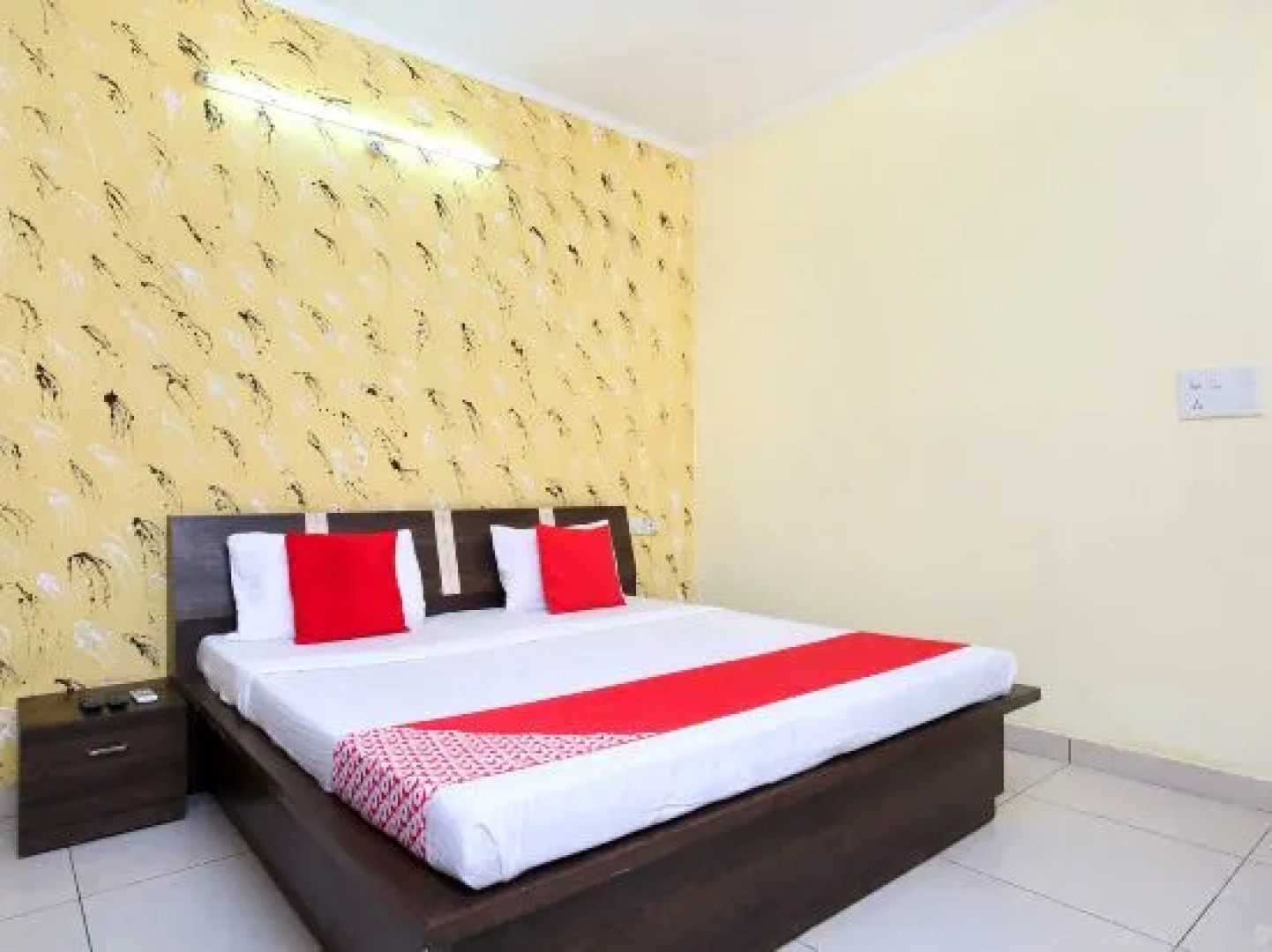 OYO 19765 Royal Guest House