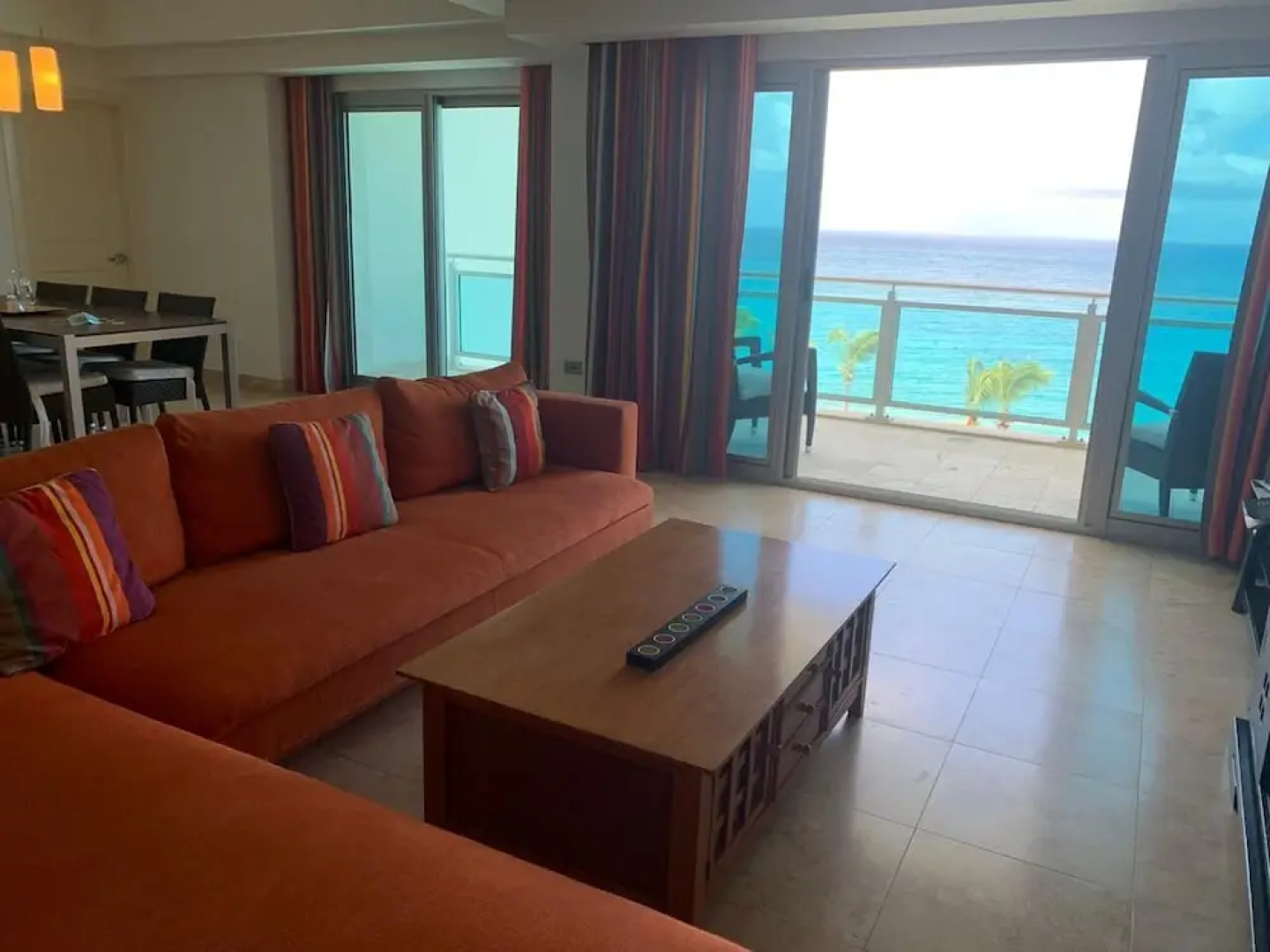 *The CLIFF_ BEACHFRONT and LUXURY MODERN UNIT* C2
