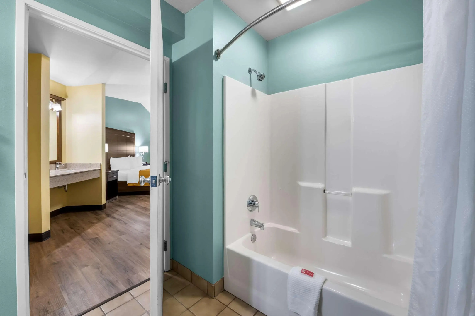 Econo Lodge Inn & Suites