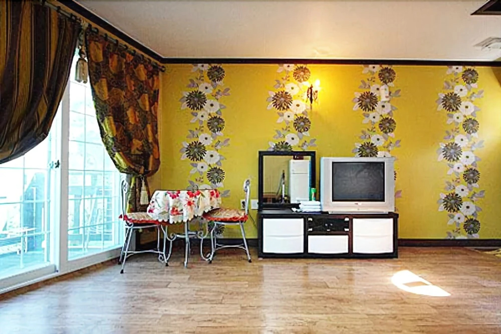 Taean Log House Pension