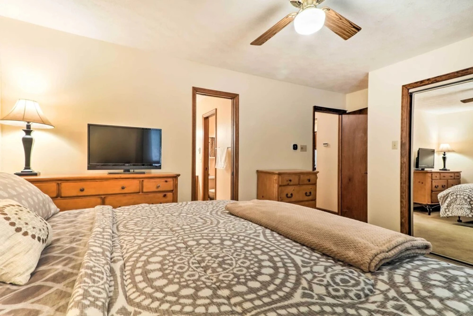 Lake Harmony Home w/ Deck - 3 Mi to Ski Slopes!