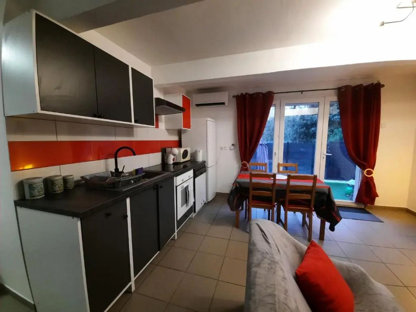 Superbe appartement F2 neuf : terrasse, barbecue.