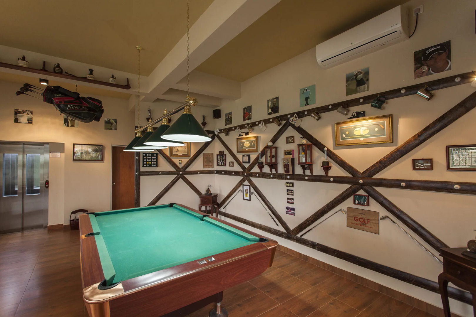 The Albatross, Kandy