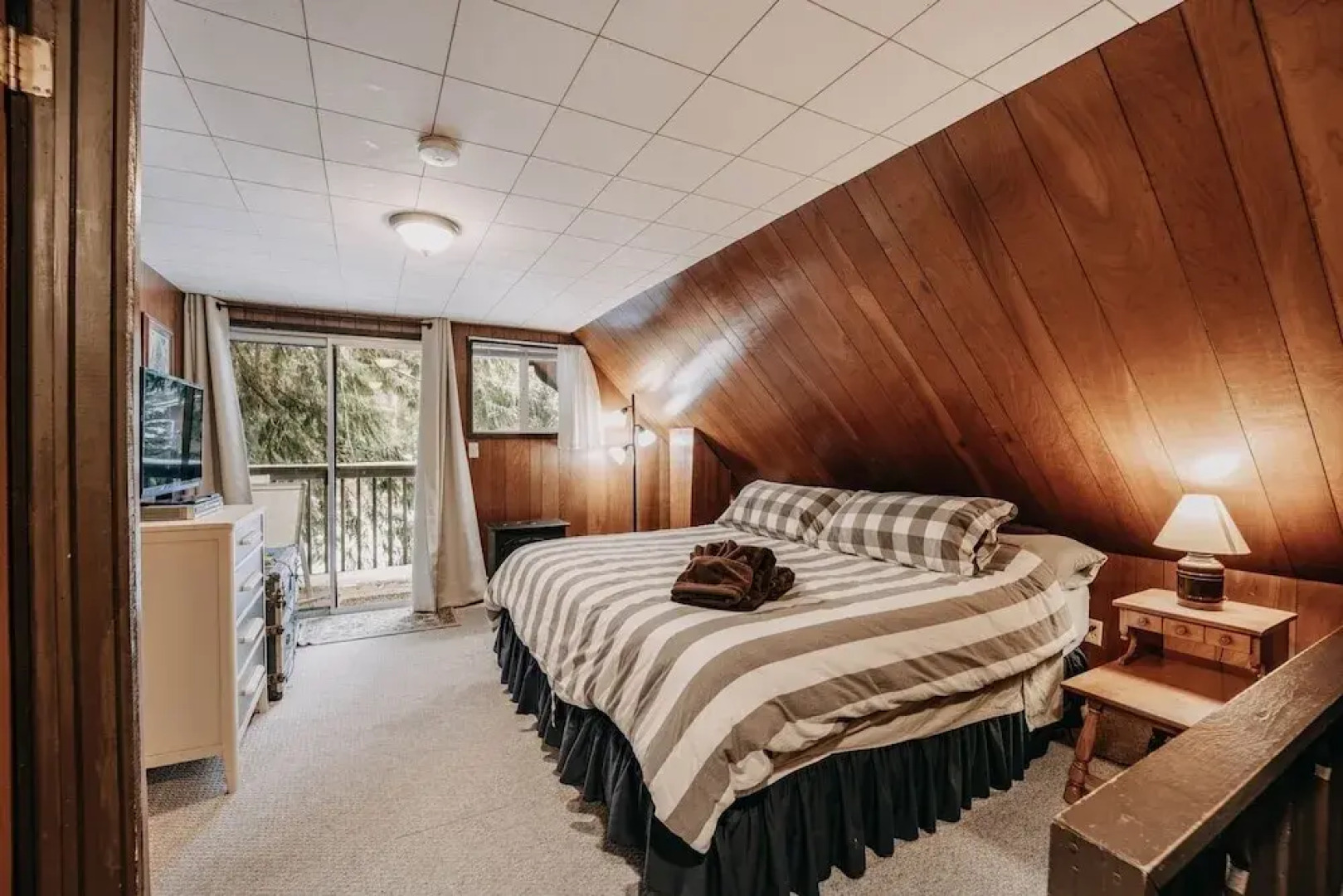 63mbr - Hot Tub - Bbq - Pets Ok - Wifi - Sleeps 6 2 Bedroom Home by RedAwning