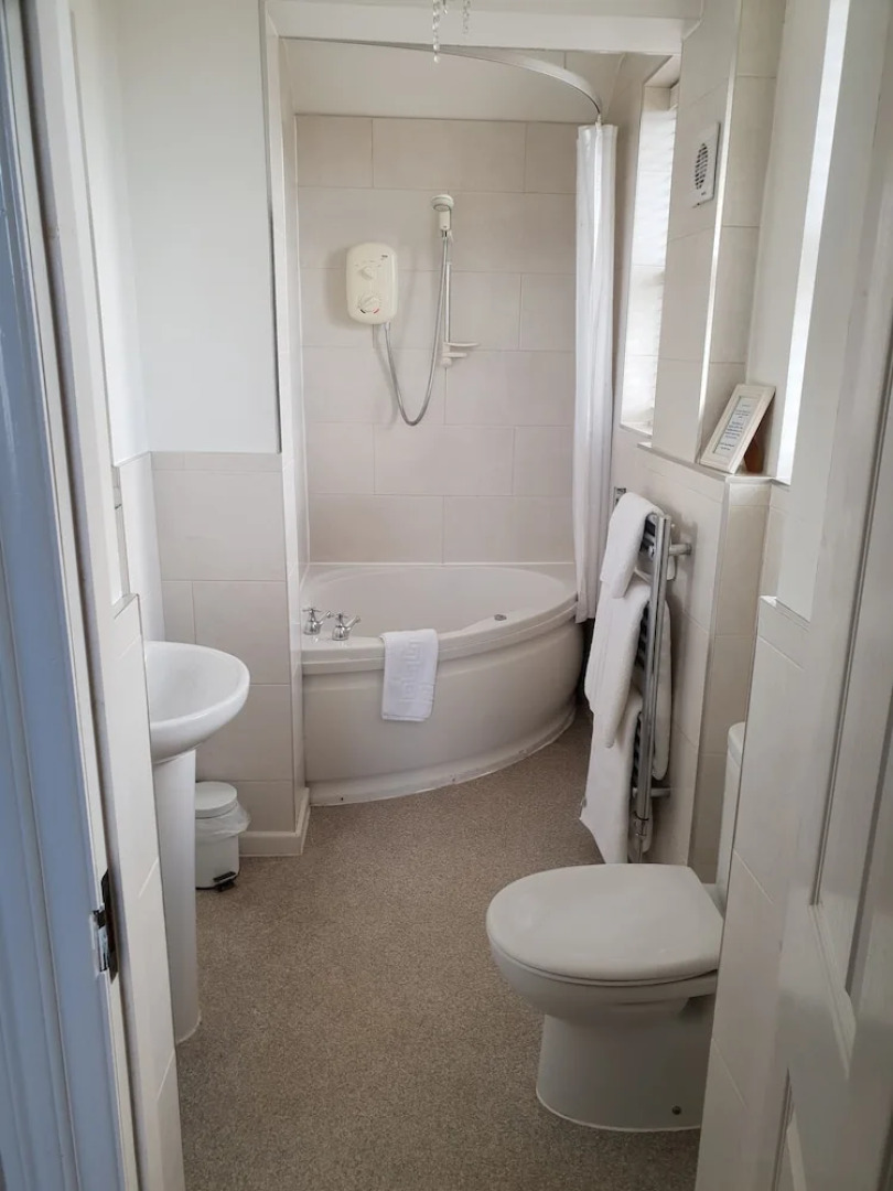 The Station Bar Grill and Rooms