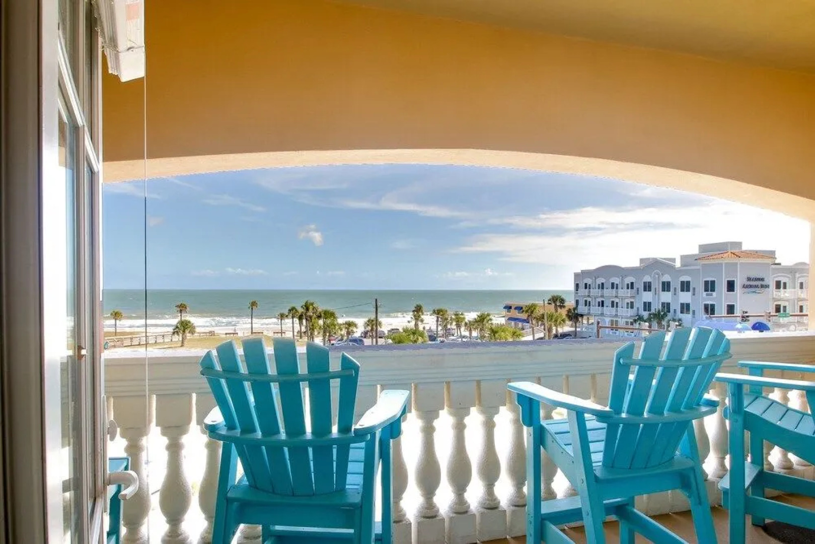 Deluxe Condo at the heart of Main Beach by RedAwning