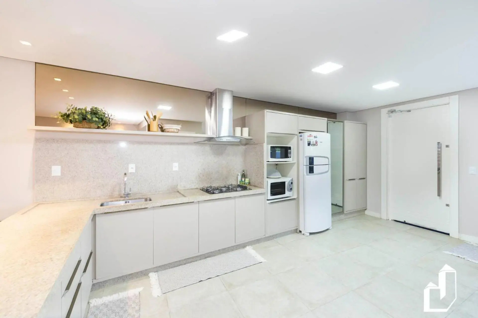 A tranquilidade que você busca em frente ao mar com 02 suítes