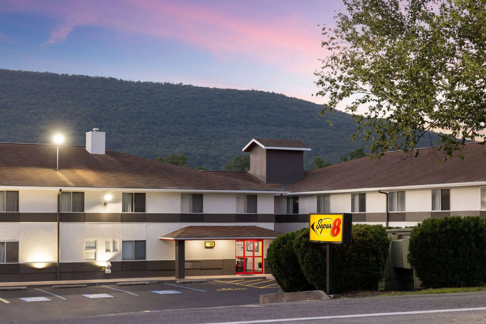 Super 8 by Wyndham Burnham/Lewistown