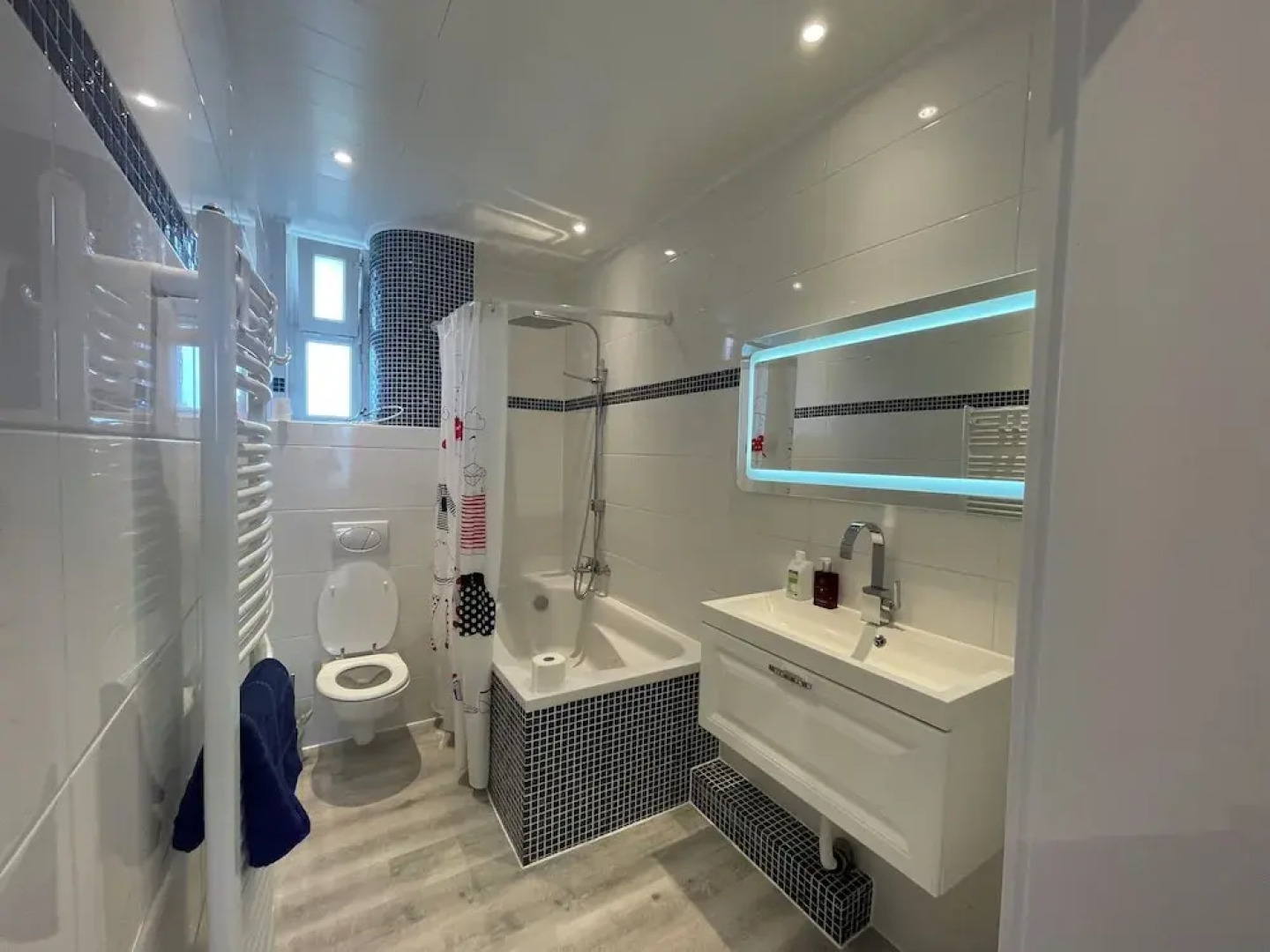 4 room new apartment center contactless