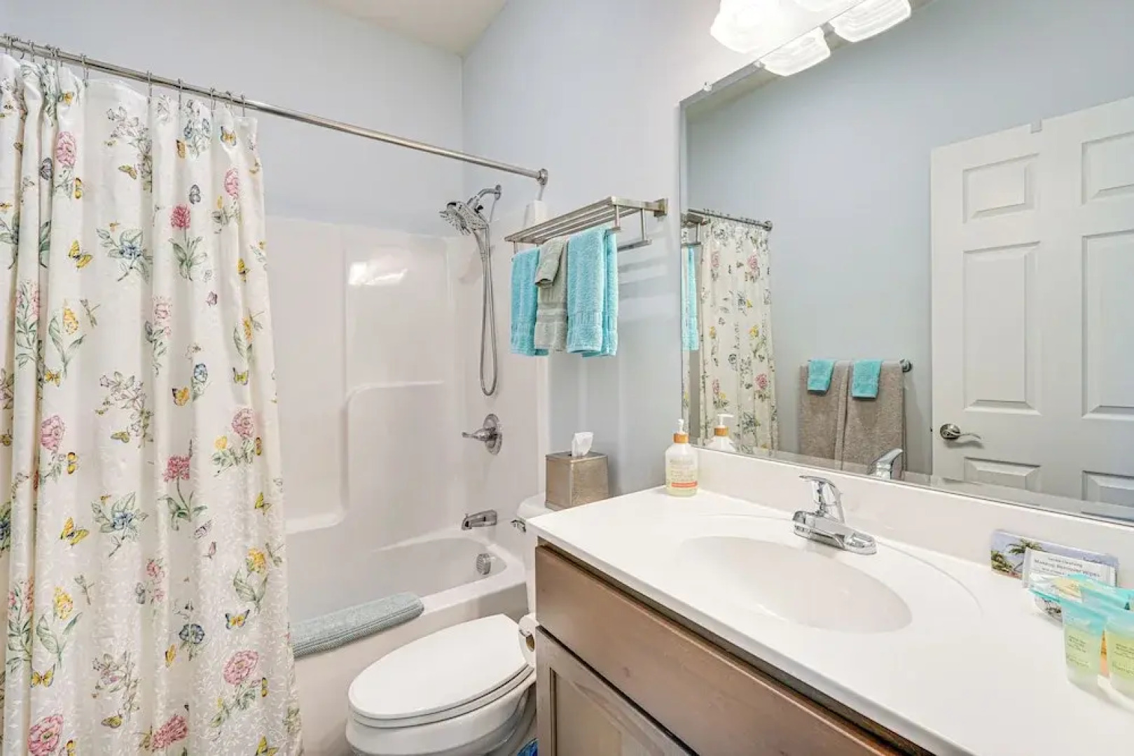 Close to Slopes: Lakeside Cottage in Pocono Mtns