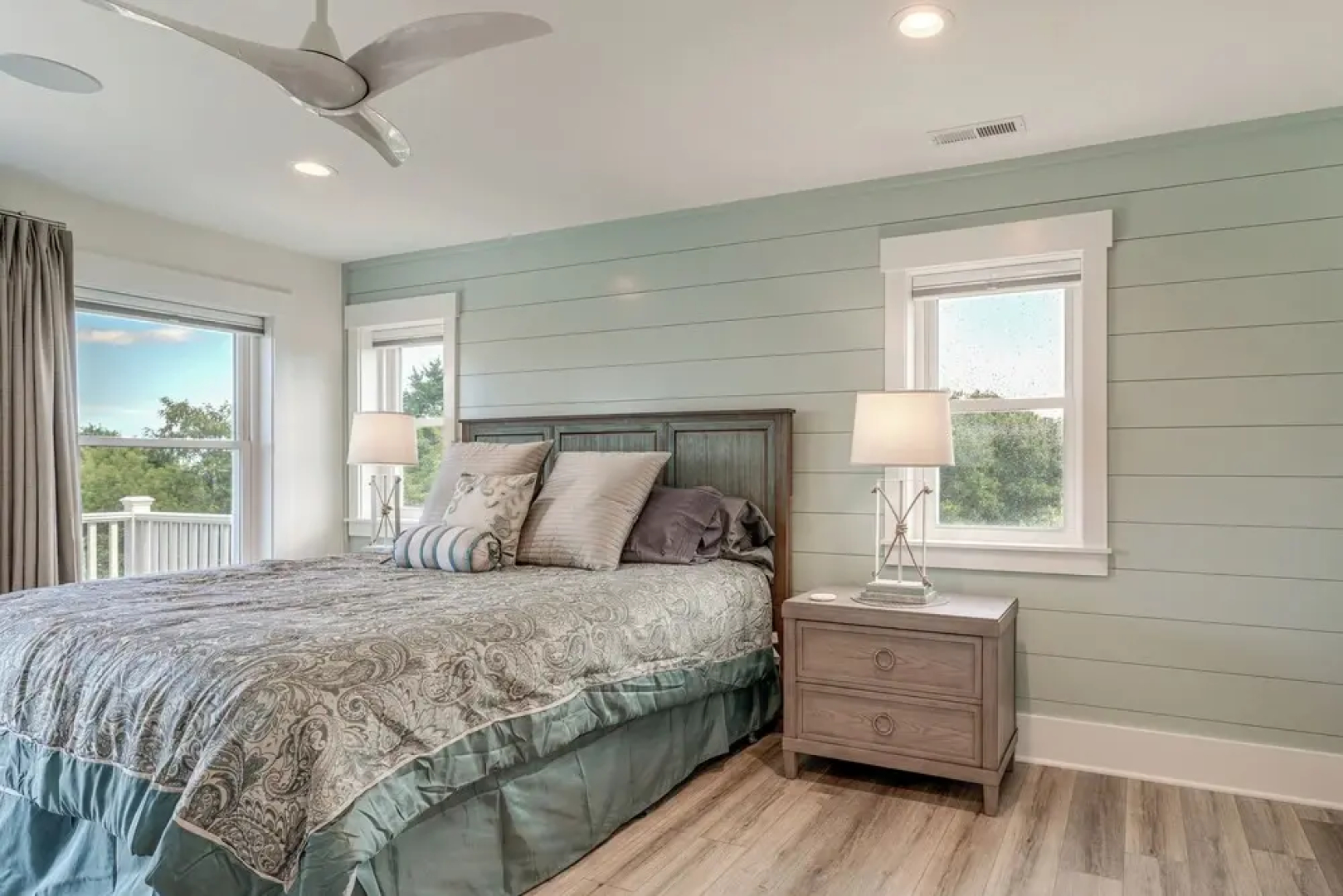 Walk to Beach: Southern Shores Retreat w/ Hot Tub