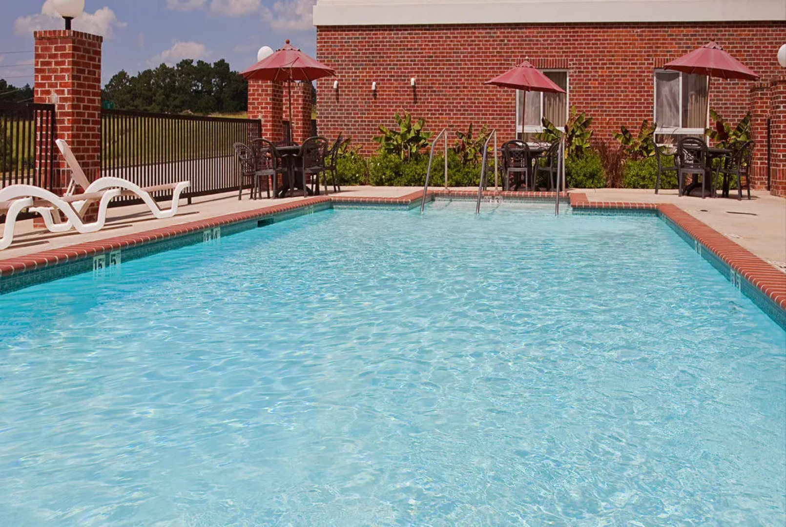Holiday Inn Express Hotel & Suites Lucedale