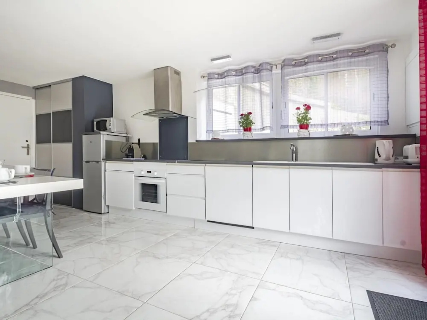 Panoramic White House Suite in Tulle