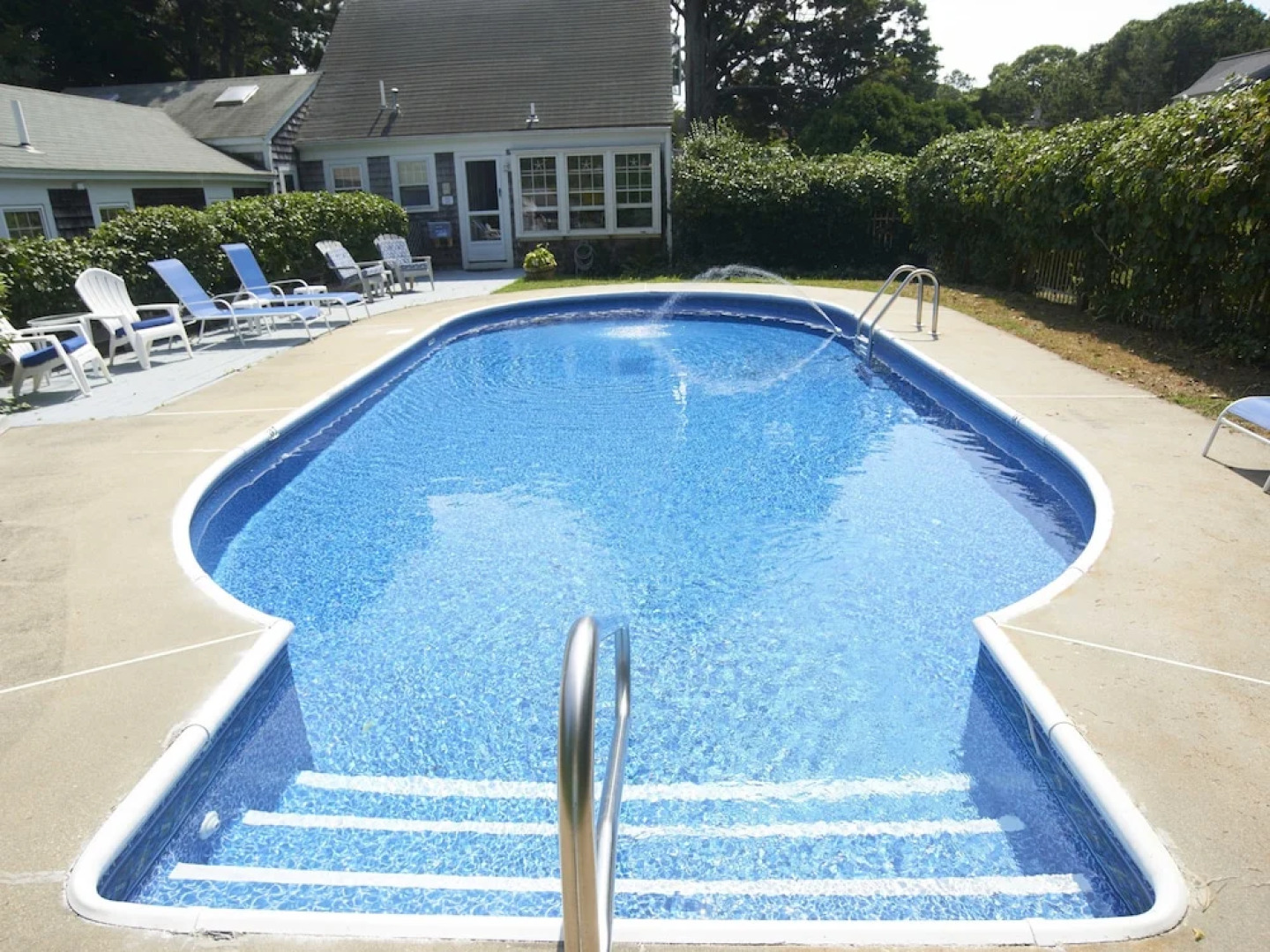 Allen Harbor Breeze Inn & Gardens