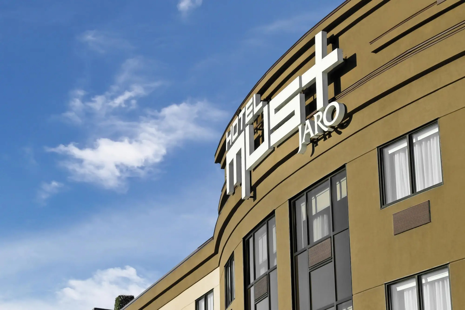 Hôtel Must –  Aéroport de Québec par JARO