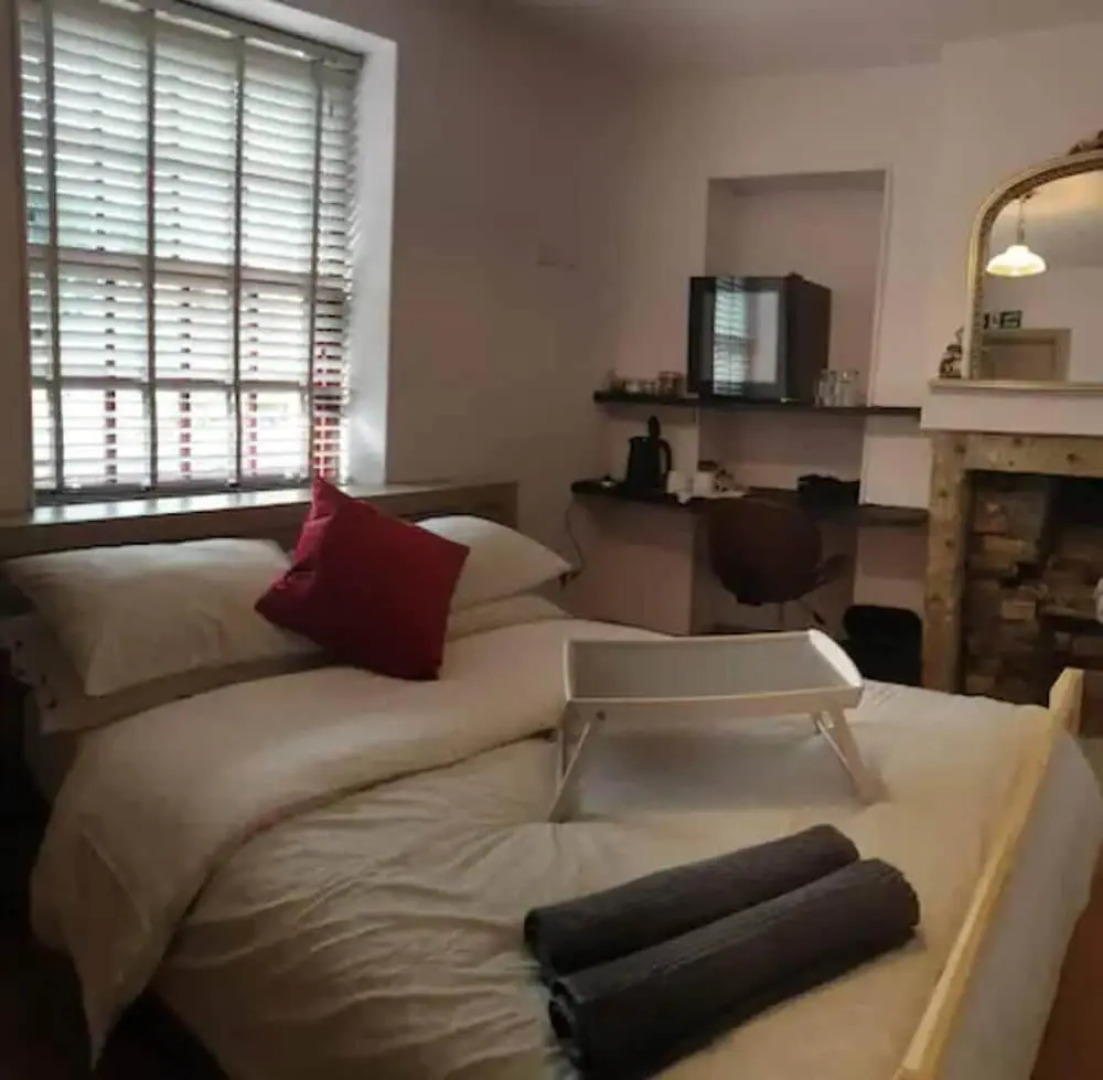 1700s Canalside Cottage Sleeps up to 12 Guests