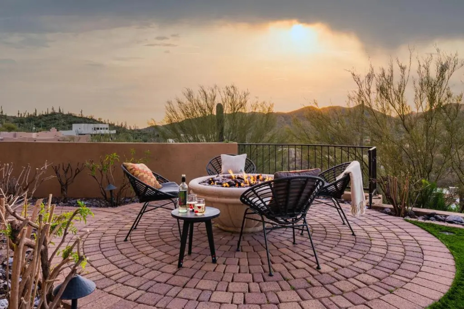 Sunbeam by Avantstay Elegant, Private Desert Home w/ Infinity Pool, Spa & View