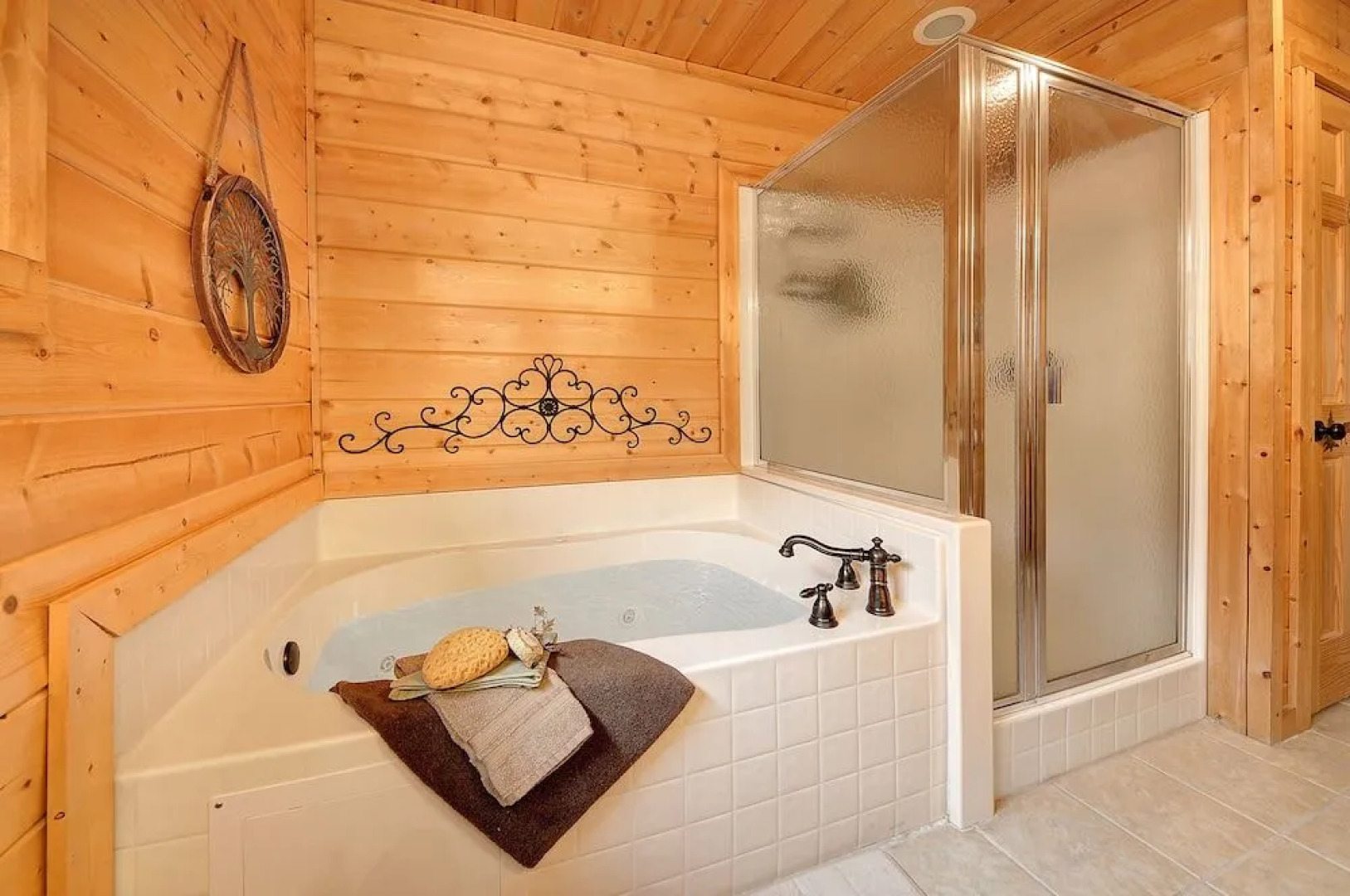 Majestic Sunset - 4 Br cabin by RedAwning