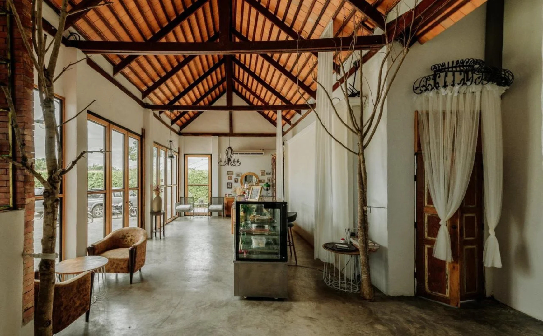 White Wall Riverfront Hotel