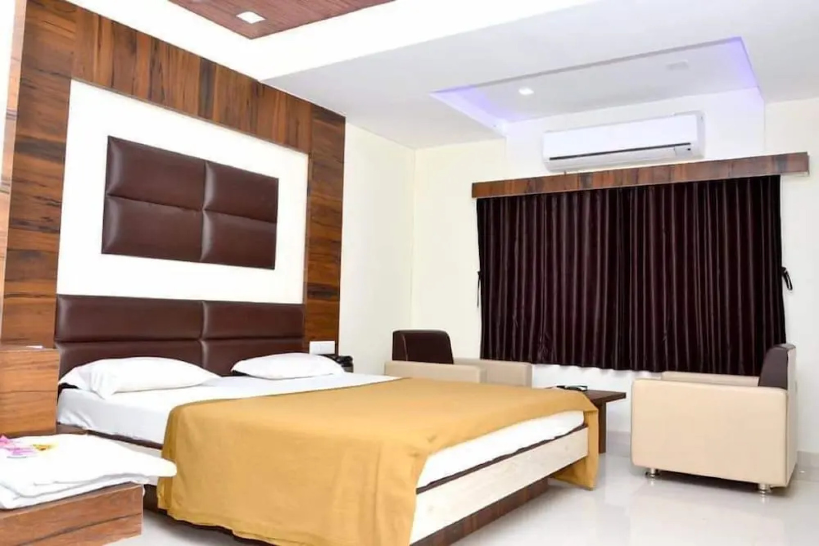 Hotel The New Holiday Inn