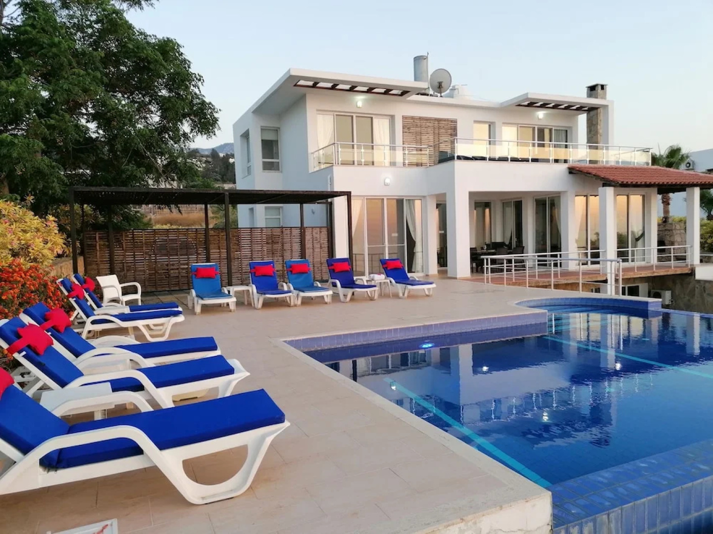 Ocean View Family Villa, Sleeps 2-10, Private Pool, Wifi, Internet Tv & Acs