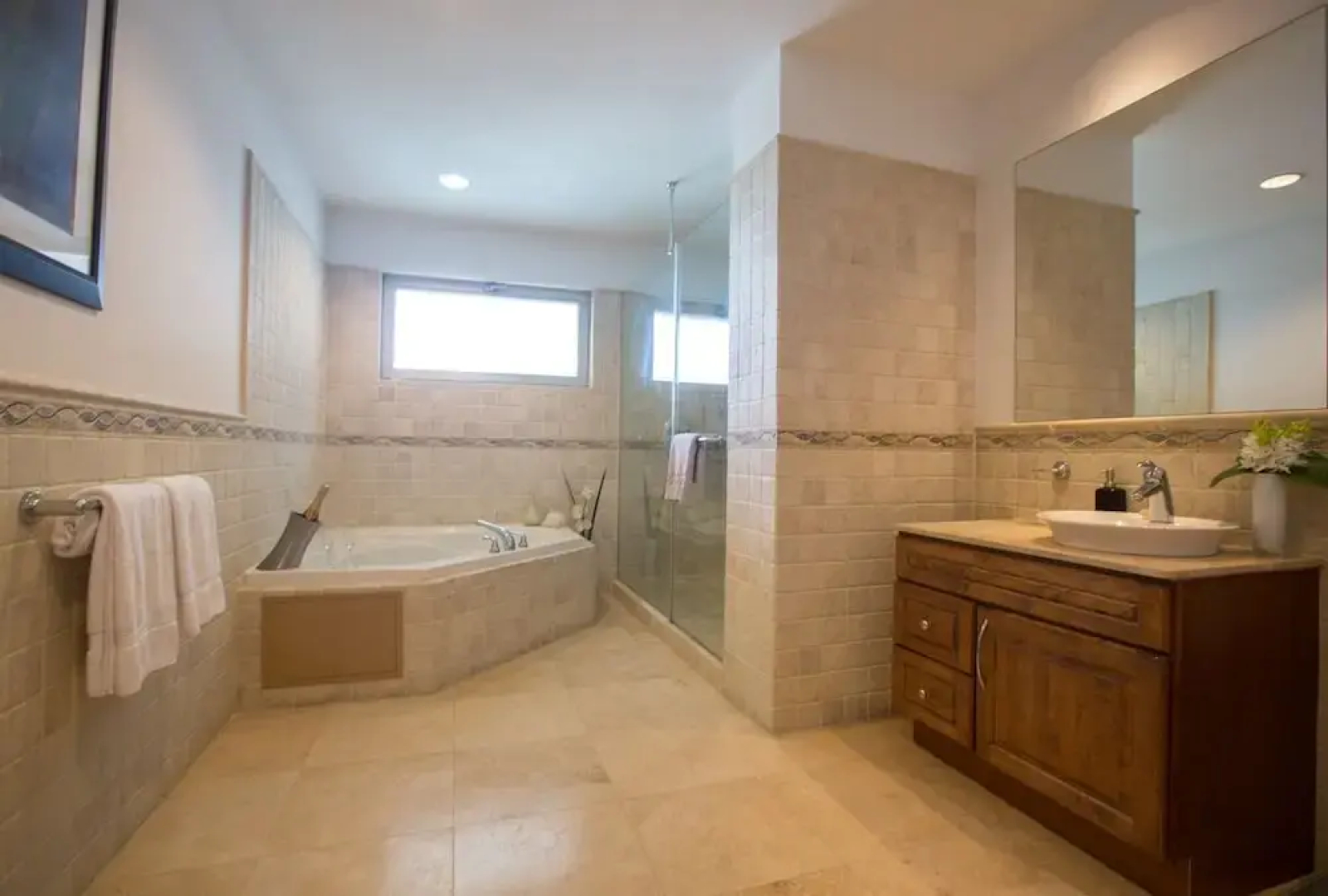 *The CLIFF_ BEACHFRONT and LUXURY MODERN UNIT* C2