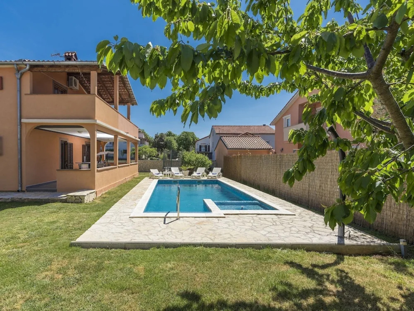Two Bedrooms Ground Floor Apartment With Private Pool and Garden Near Pula