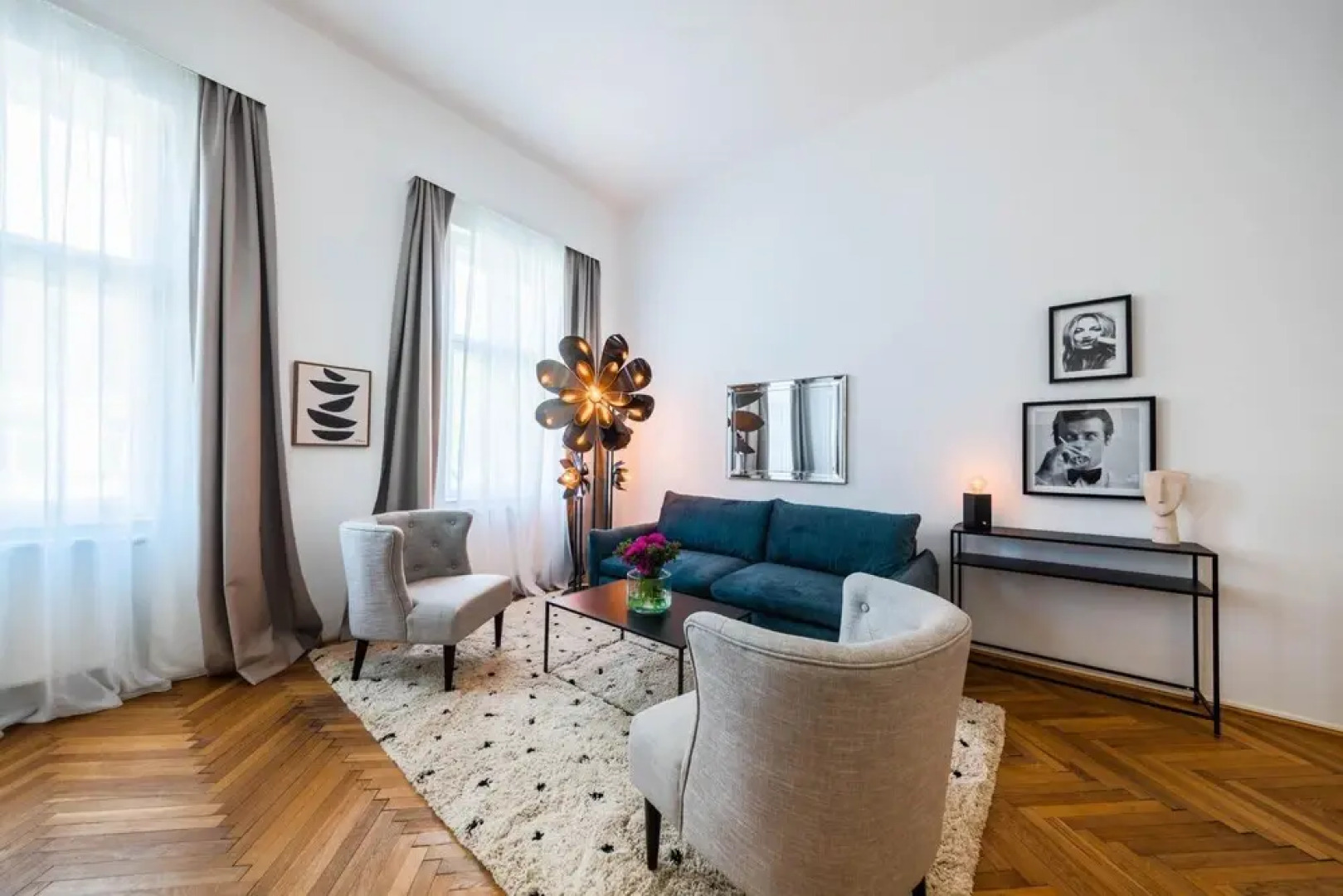 Deluxe Apartment With Parking and Office Next to the City Park