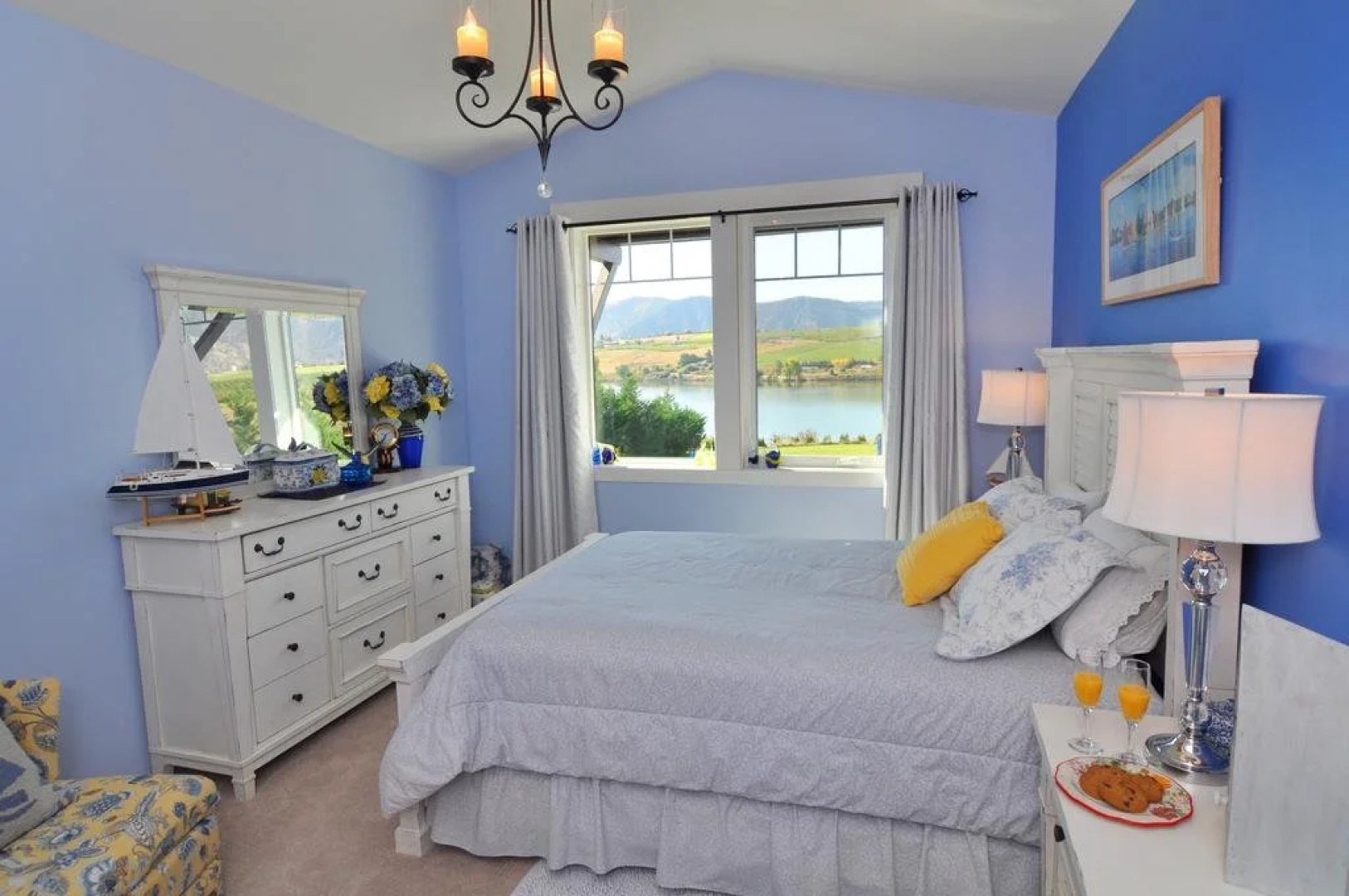 Lake's Edge Tuscan Lodge