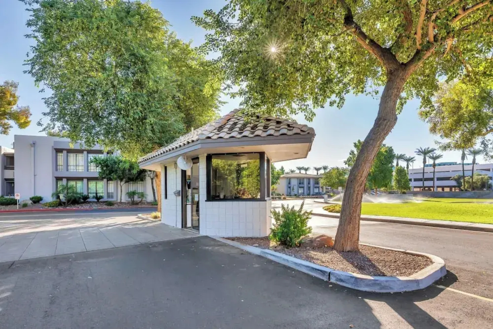 Sleek Phoenix Condo: Walk to Biltmore Fashion Park
