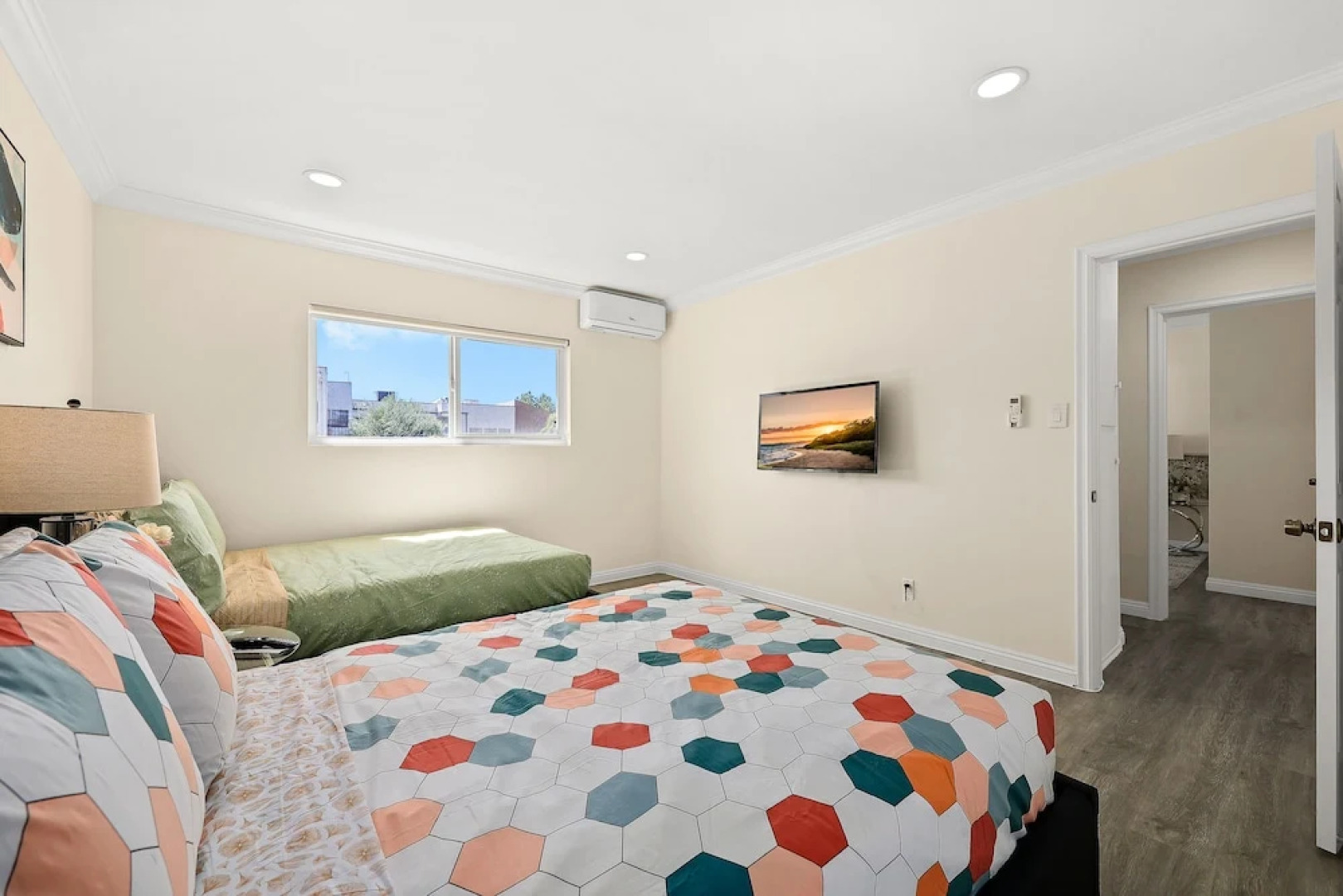 Sunny & Cheerful Near I-10 ~ Queen Beds ~ Parking