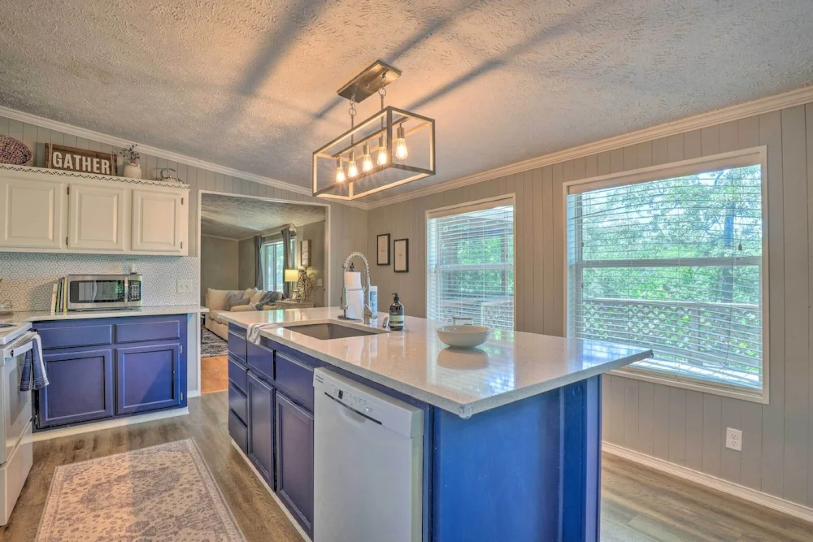 Noteworthy Cabin: Grill, Walk to Beaver Lake!