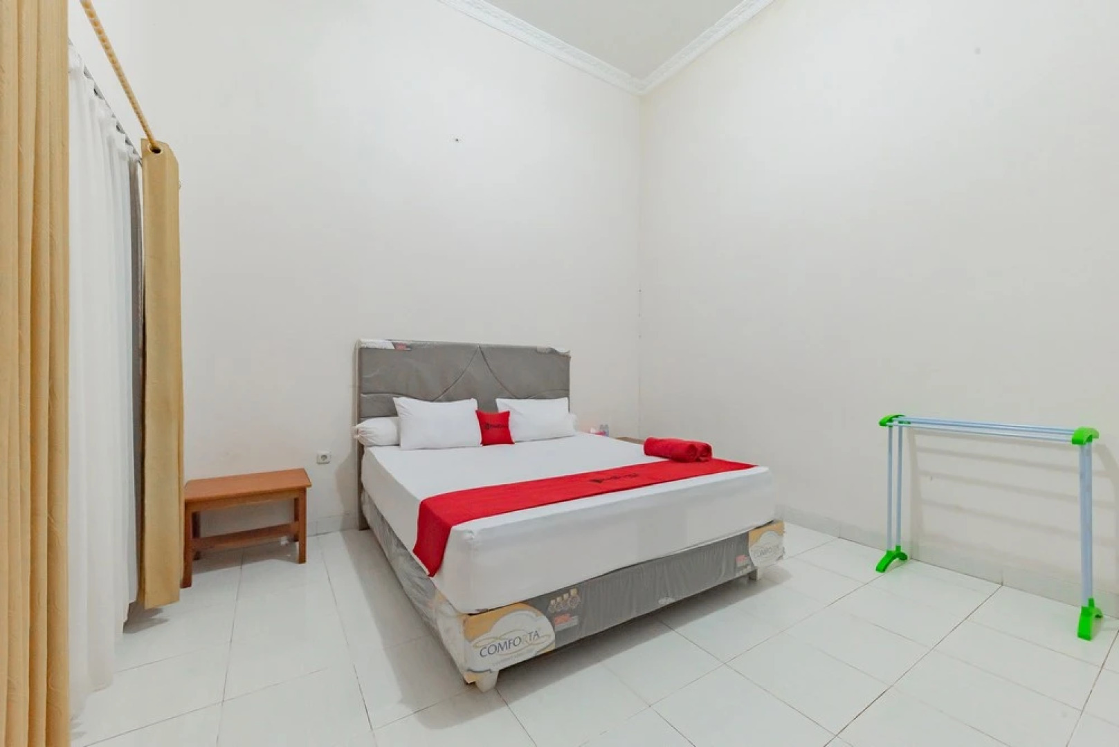 RedDoorz near GOR Parenggean