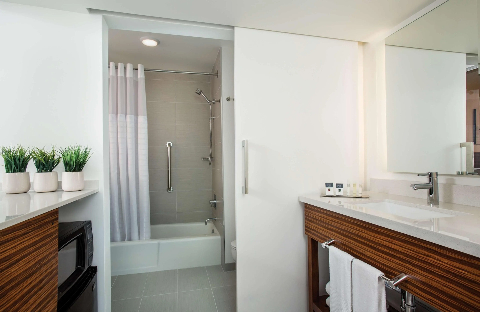 Grand Naniloa Hotel Hilo - a Doubletree by Hilton