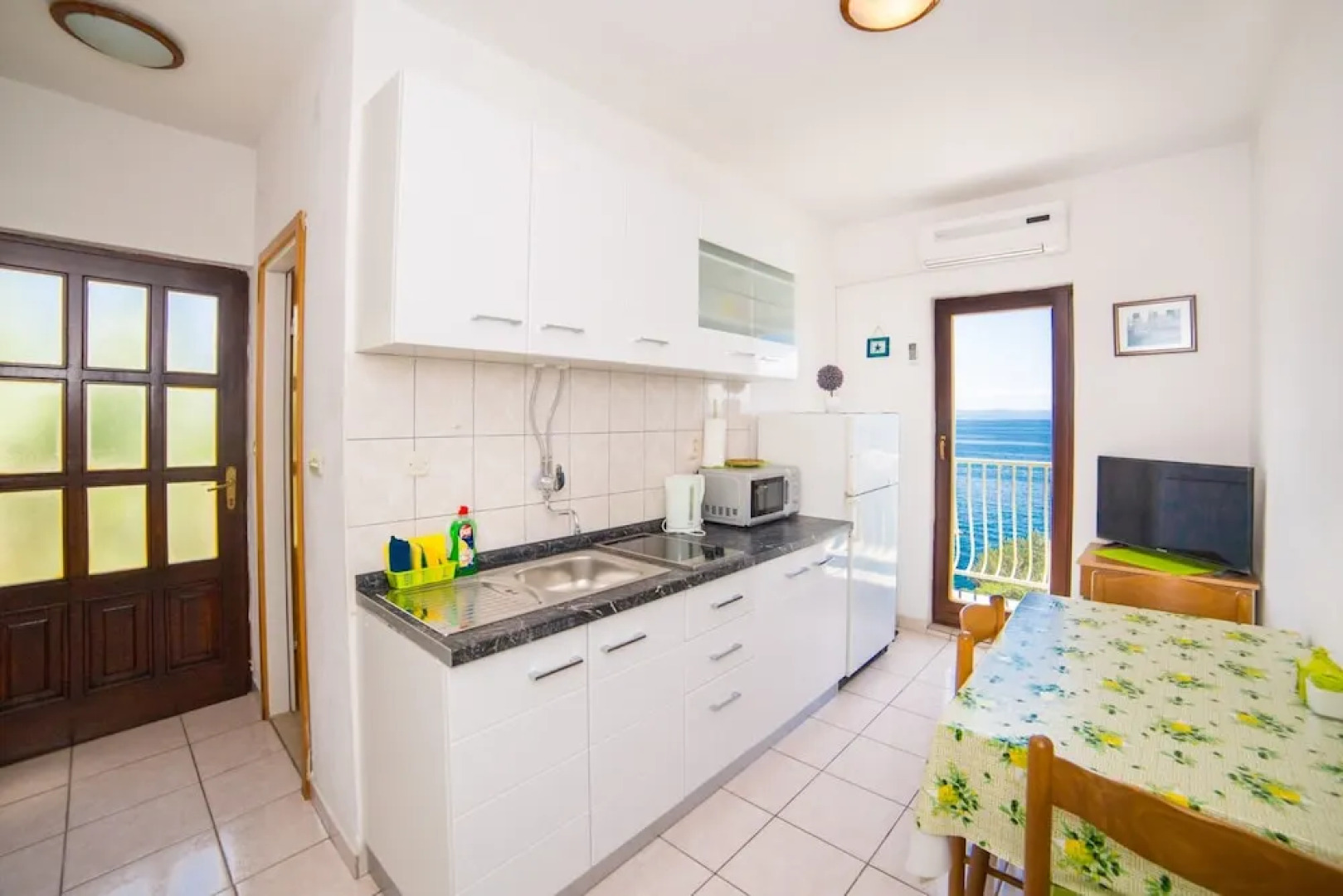 Apt Next to the Beach w Balcony and sea View