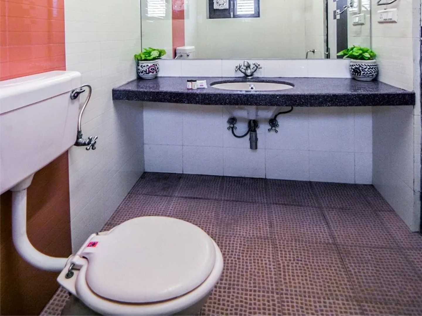 OYO 18262 Hotel White Tulip